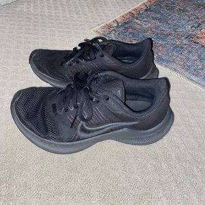 Nike women’s 8 tennis shoes black (size 8)